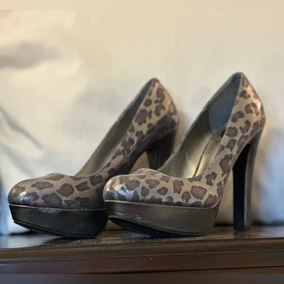 Sexy leopard platform heels. Night on the town, anyone?? - Picture 7 of 7